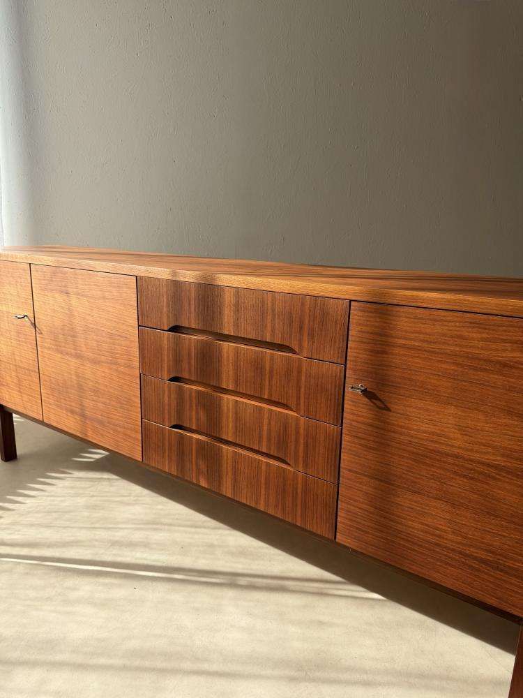 Vintage Minimalistisch Dressoir Jaren 1960 Walnoot photo for sale