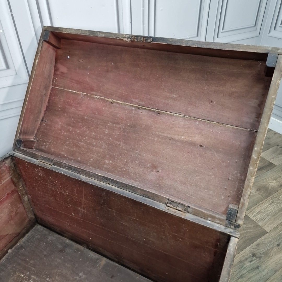 photo vintage Antique Rustic Wooden Chest – Blanket Box / Trunk Metal Handles Dome Top Storage