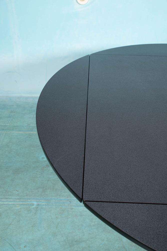 photo furniture Postmodern Eettafel Hennie De Jong, Minimalistische Eettafel.