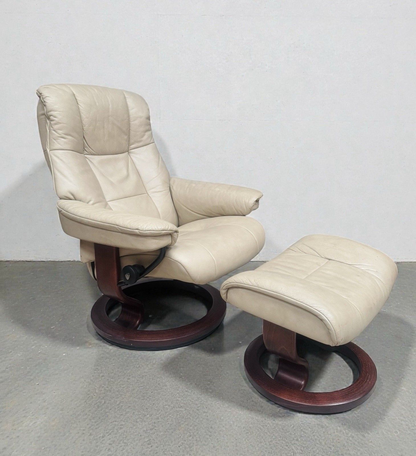 photo furniture Ekorness Stressless Reclining Armchair And Footstool Mayfair Range Super Quality