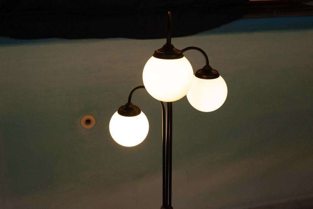 268.0 Space Age Waterfall Glazen Vloerlamp, Minimalistische Vloerlamp Bij De Tijd: Vintage & Design Meubelen – Space Age Waterfall Glazen Vloerlamp, Minimalistische Vlo photo