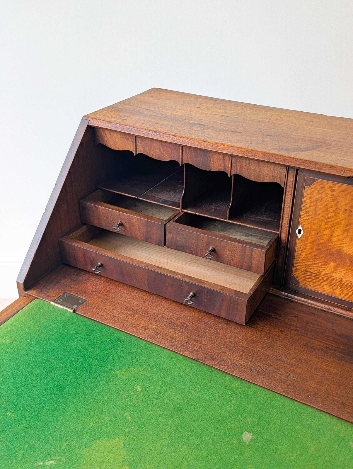 photo vinterior Antique Georgian Mahogany Bureau C.1800