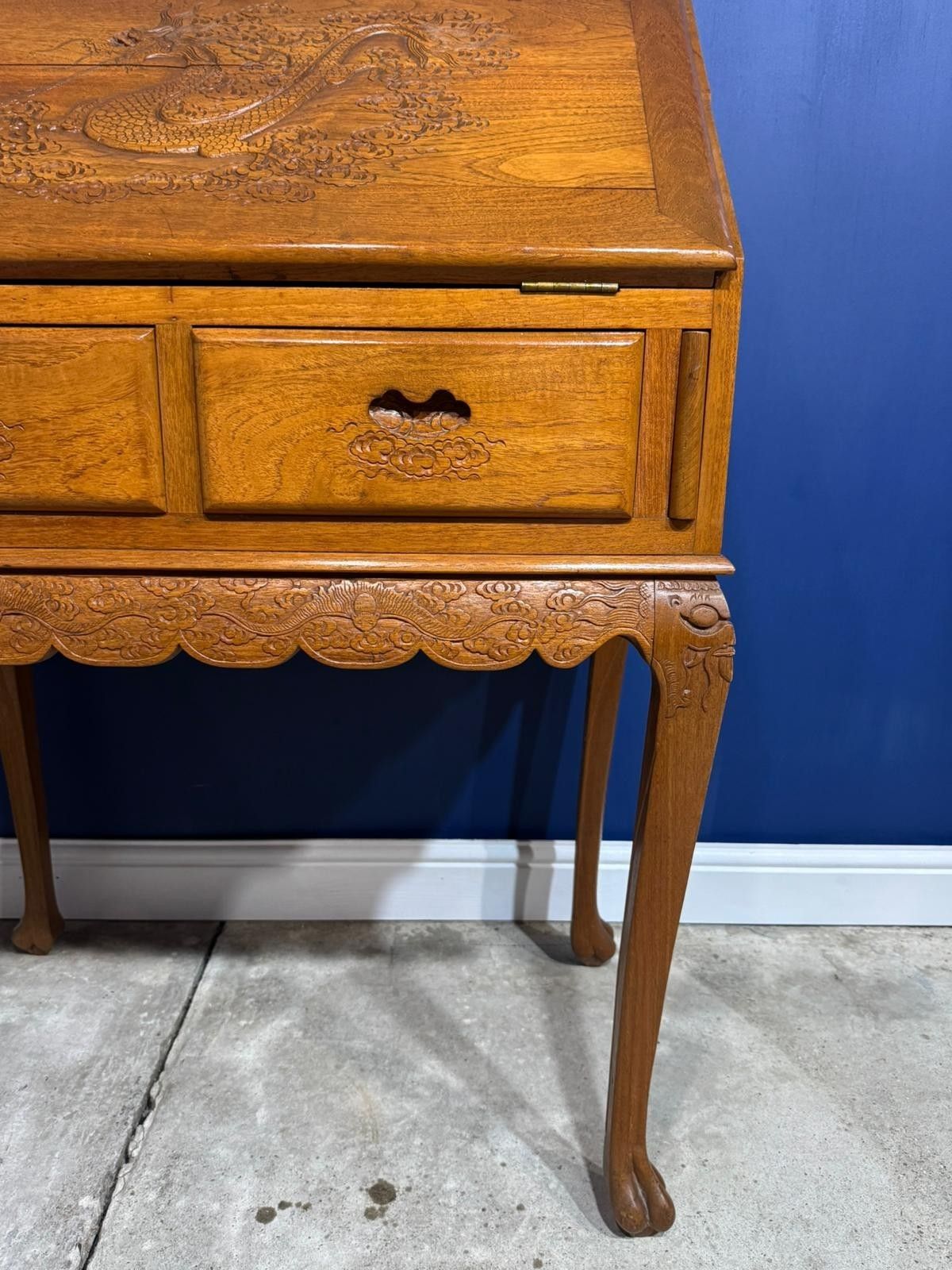 photo furniture Vintage Chinese Carved Bureau Desk Sideboard Dragon Oriental Cabriolet Legs Claw