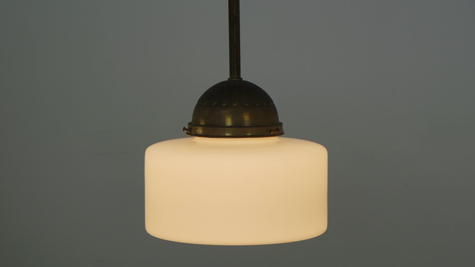 Klassieke Vintage Hanglamp Met Glas En Messing photo vinterior