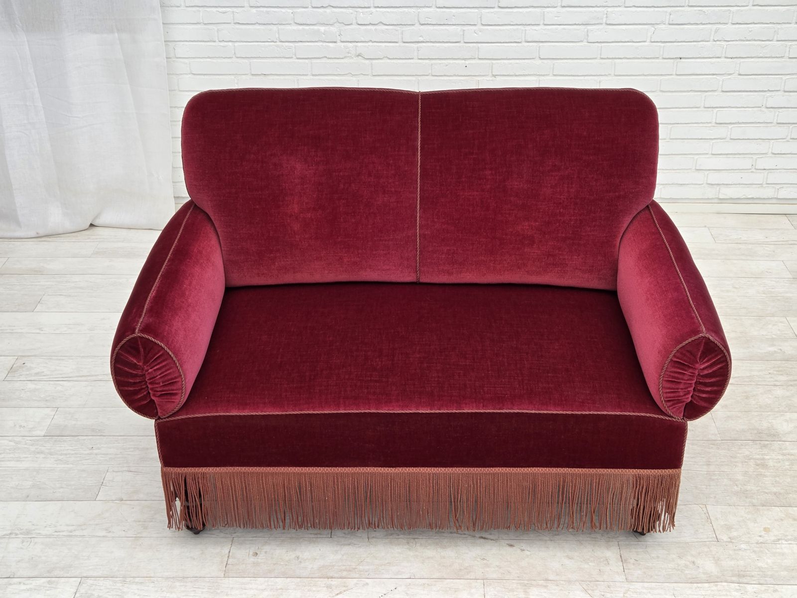 Ca. Jaren 1950, Deense 2 Zits Sofa Met Neerklapbare Armleuningen/Rugleuning, Kersrood Meubelvelours. photo furniture