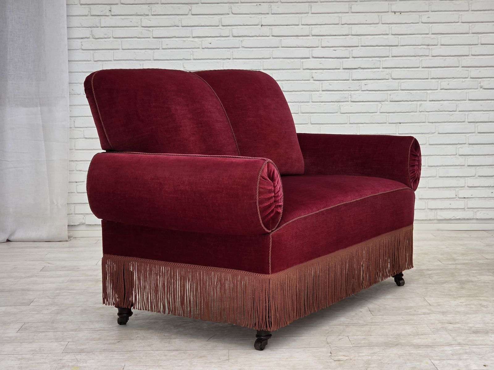 photo vinterior Ca. Jaren 1950, Deense 2 Zits Sofa Met Neerklapbare Armleuningen/Rugleuning, Kersrood Meubelvelours.
