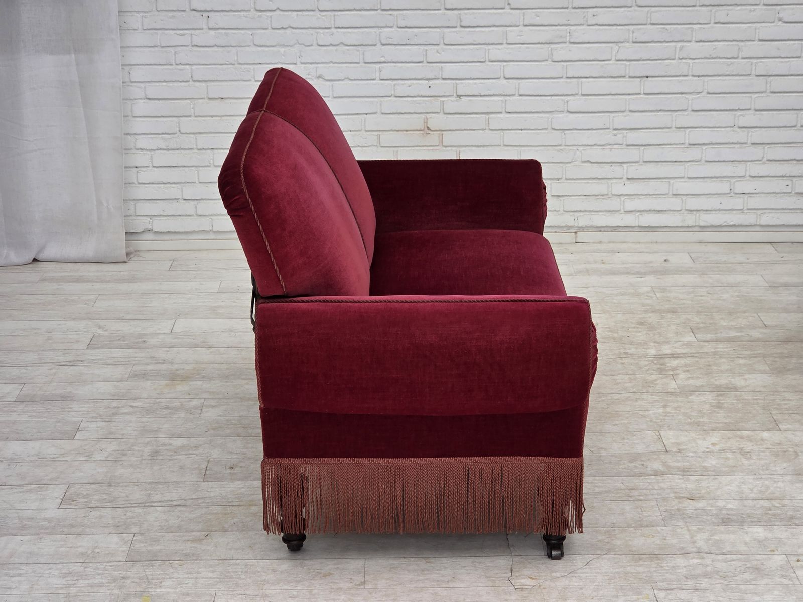 photo vintage Ca. Jaren 1950, Deense 2 Zits Sofa Met Neerklapbare Armleuningen/Rugleuning, Kersrood Meubelvelours.