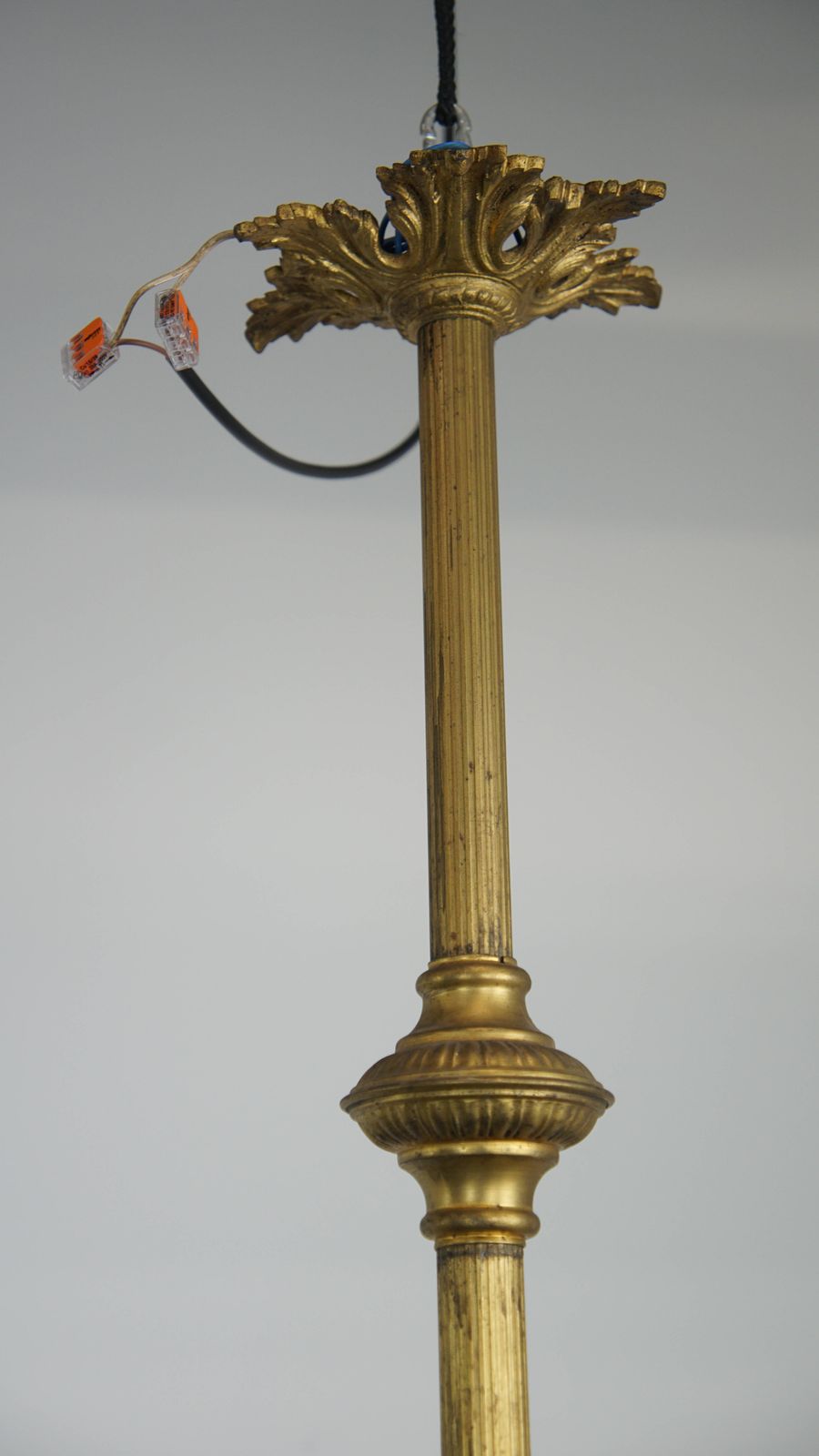 Antieke Hanglamp Met Goudkleurige Afwerking, Sierelementen En 3 Fittingen photo 618.0
