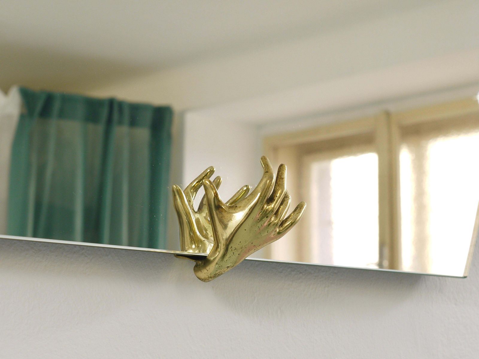photo vintage Scultpural Brass Hand Mid Century Wall Mirror, Italy, 1950s