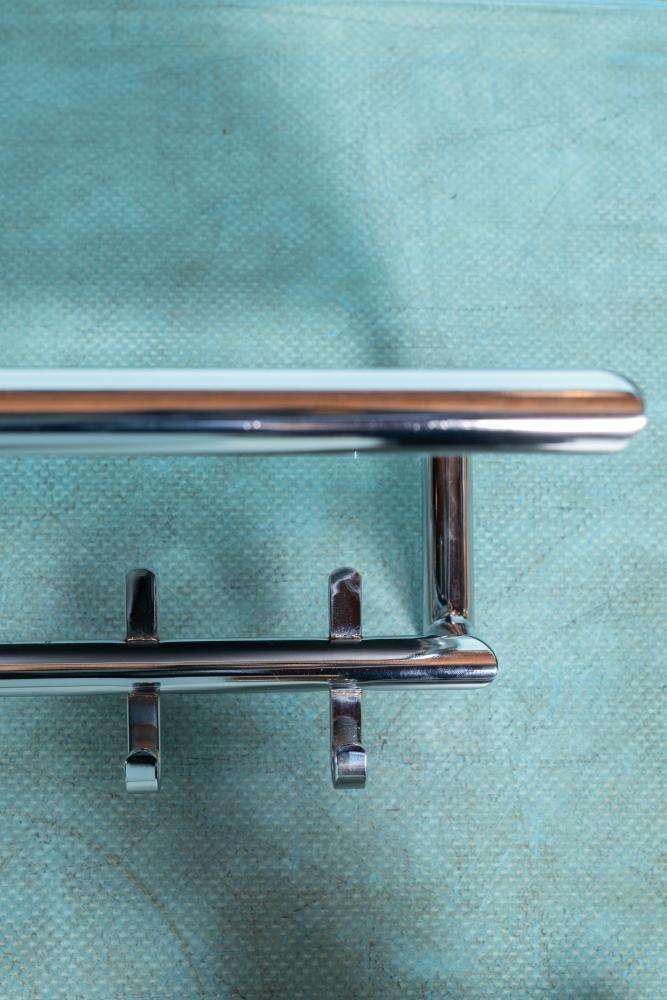 photo furniture Minimalistische Kapstok Met Buizenframe Van Chroom – Jaren 1980 Memphis Stijl