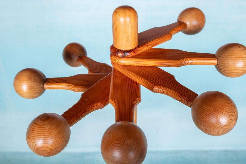 Space Age Jaren '70 Kapstok Van Grenenhout, Minimalistisch En Organisch photo furniture