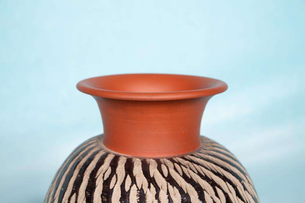 Vintage Wekara Sgraffito Vaas, Minimalistische Keramische Vaas photo for sale
