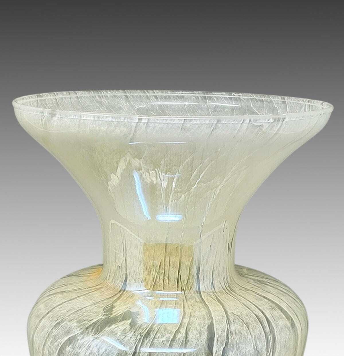 Vase de luxe en verre de Murano vert, fait main, par Maestro Del Vetro, années 1970. Fabriqué en Italie. photo vintage