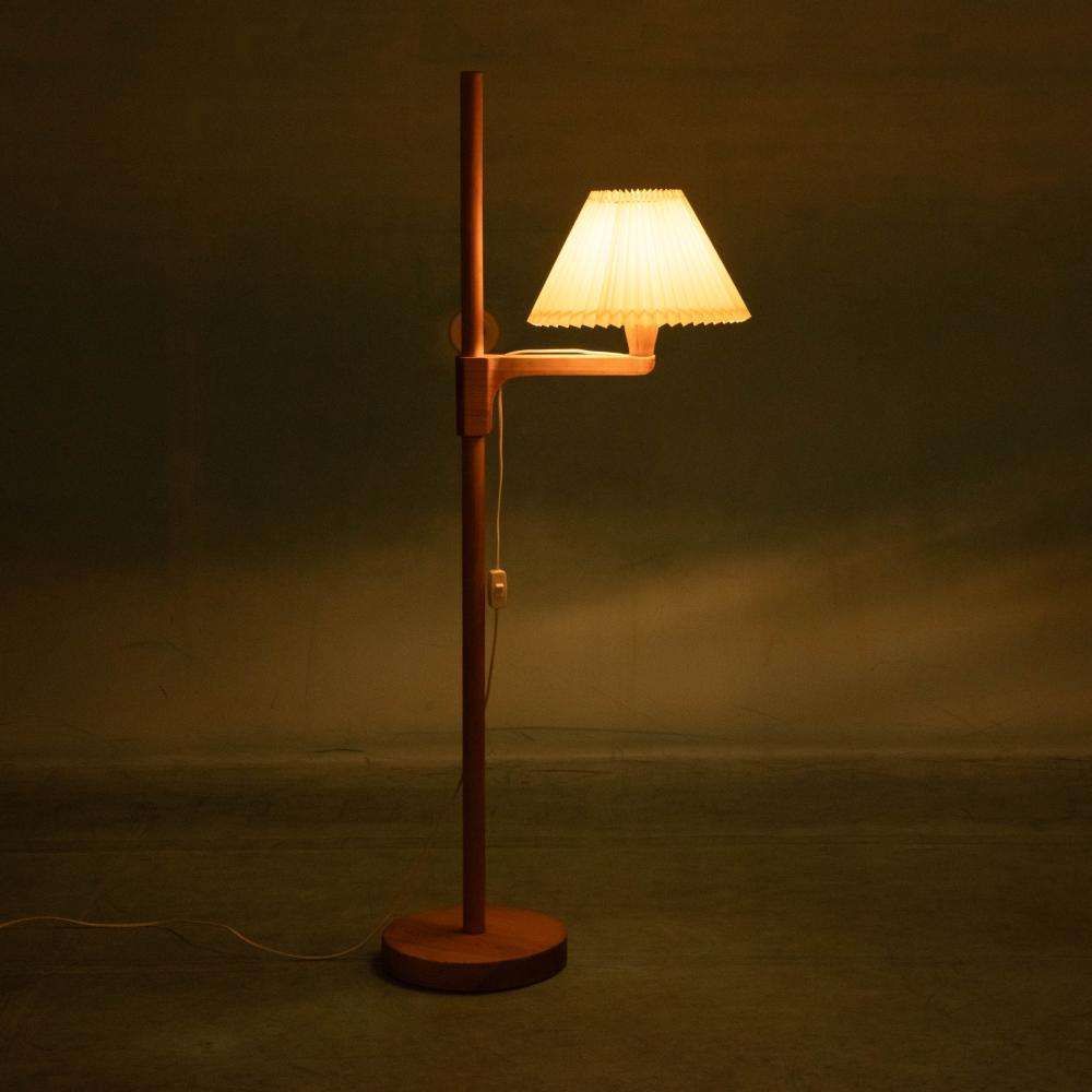 Verlichting Minimalistische Carl Malmsten Vloerlamp – Grenen Vloerlamp, Zweden photo