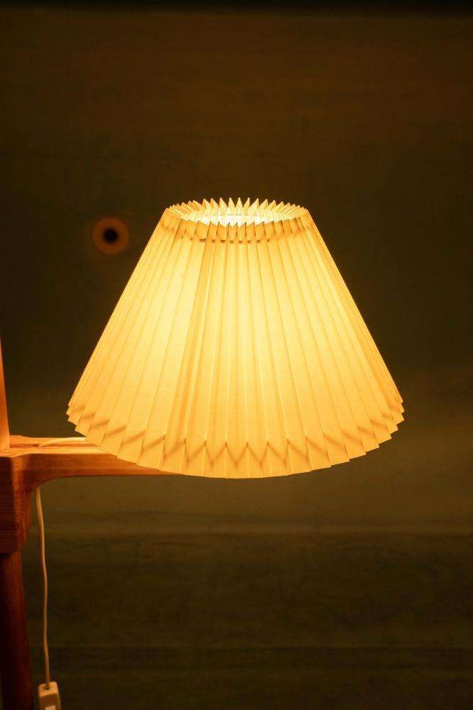 808.0 Minimalistische Carl Malmsten Vloerlamp – Grenen Vloerlamp, Zweden photo