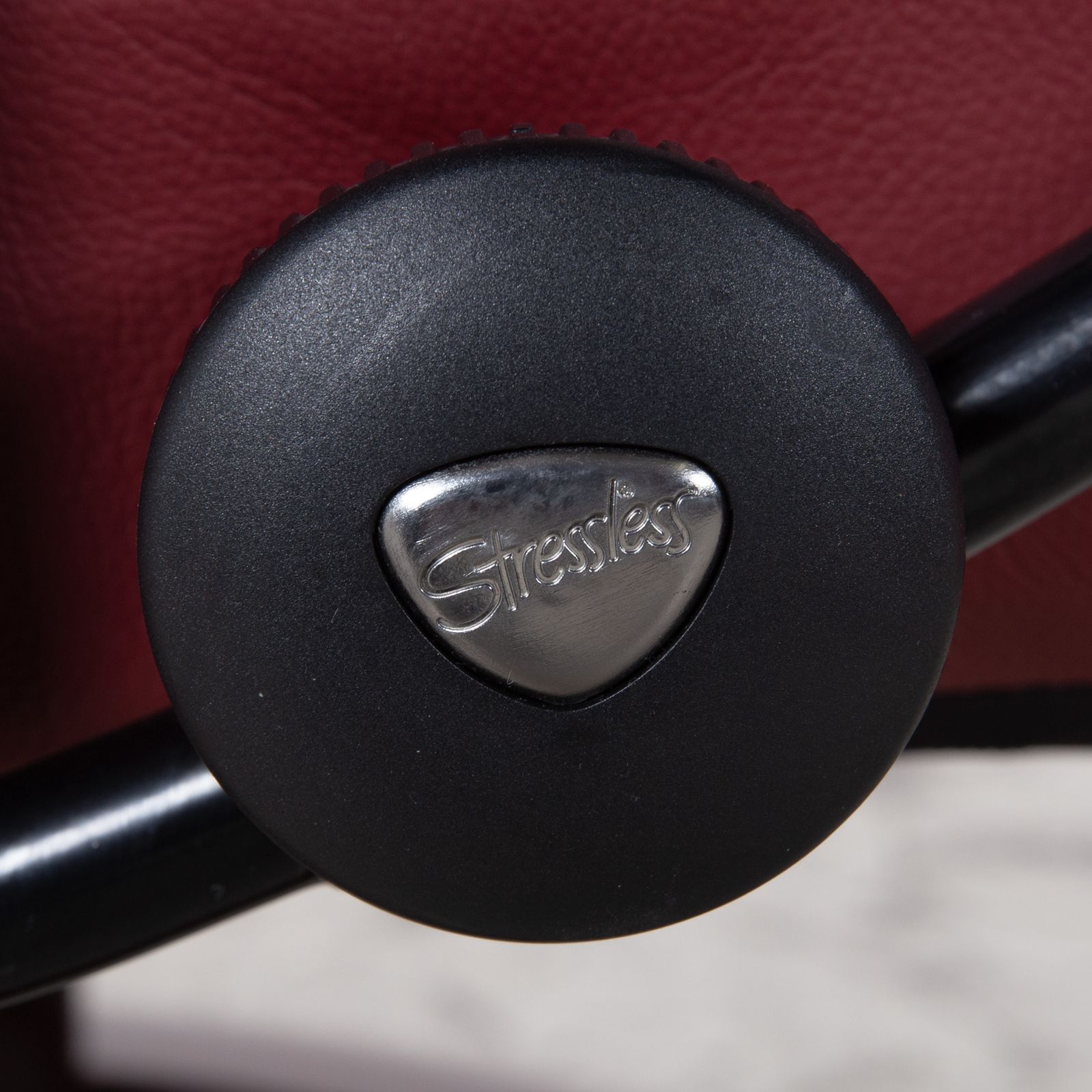 photo for sale Fauteuil relax Stressless Atlantic en cuir véritable rouge avec repose-pieds, fonction inclinable