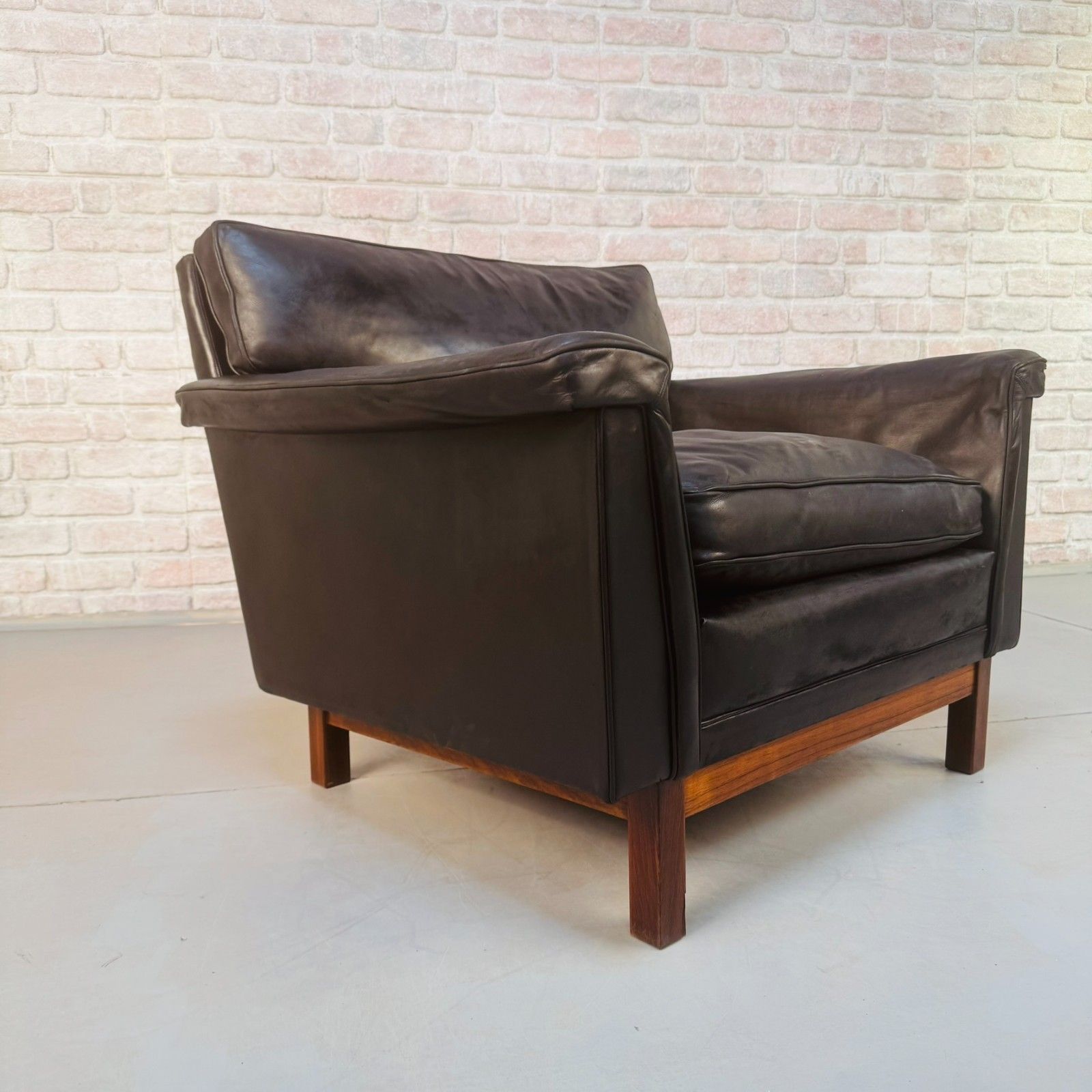 Vintage 1960s Swedish Black Leather Armchair – Rosewood Base photo 985.0