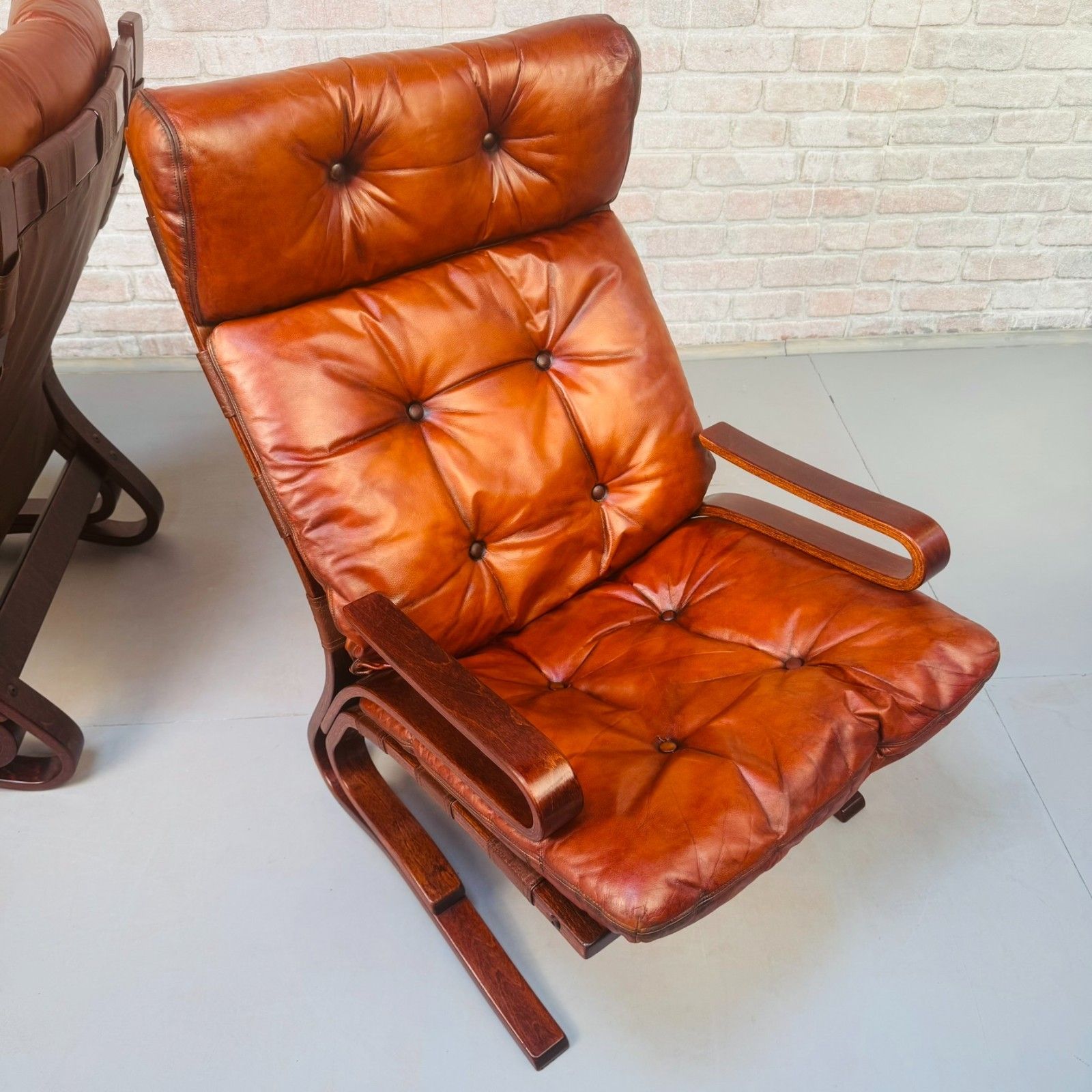 photo vinterior Vintage 1970s Hove Mobler Skyline Lounge Chairs Tan Leather Bentwood Beech