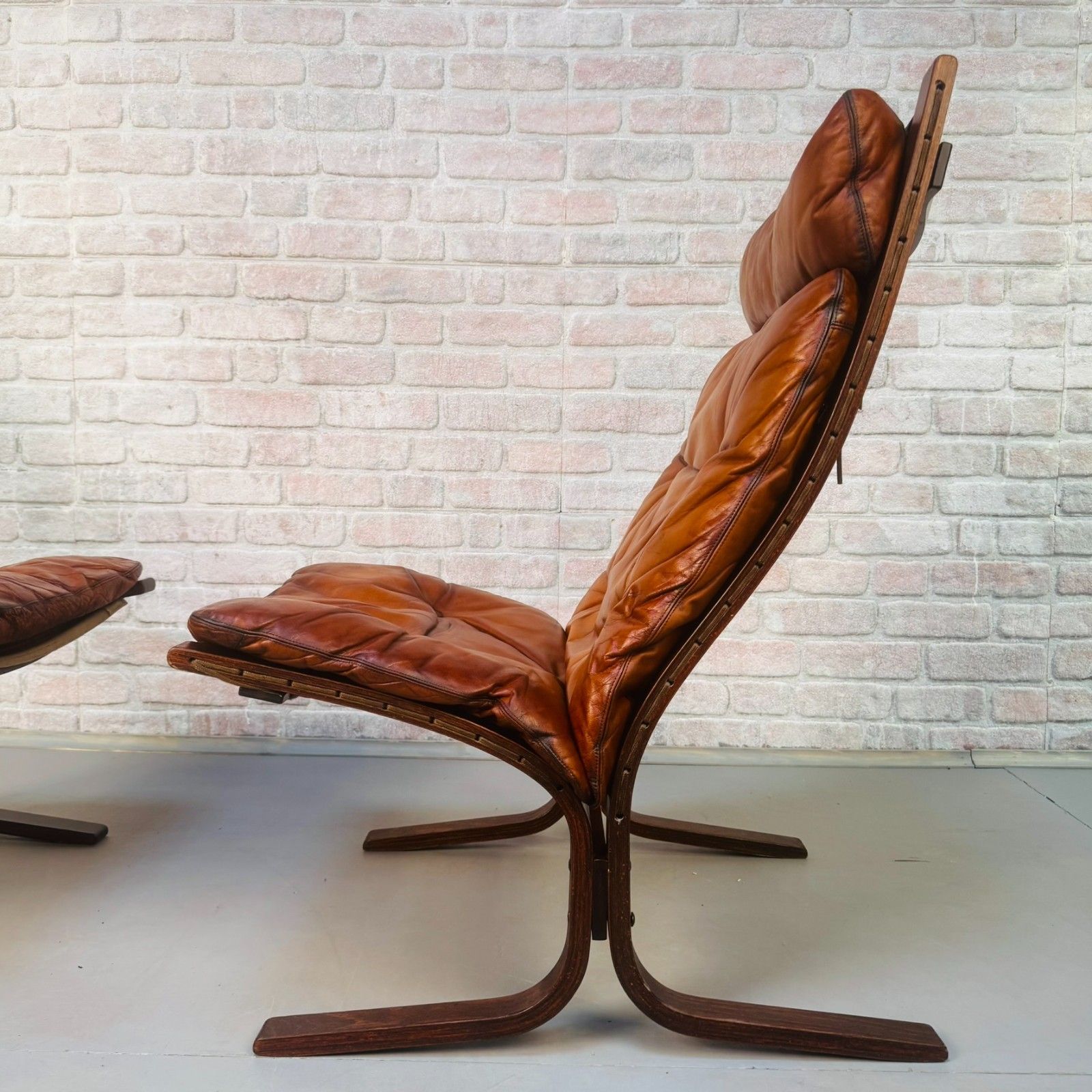 photo vintage Pair Of 1970s Westnofa Siesta High Back Lounge Chairs By Ingmar Relling