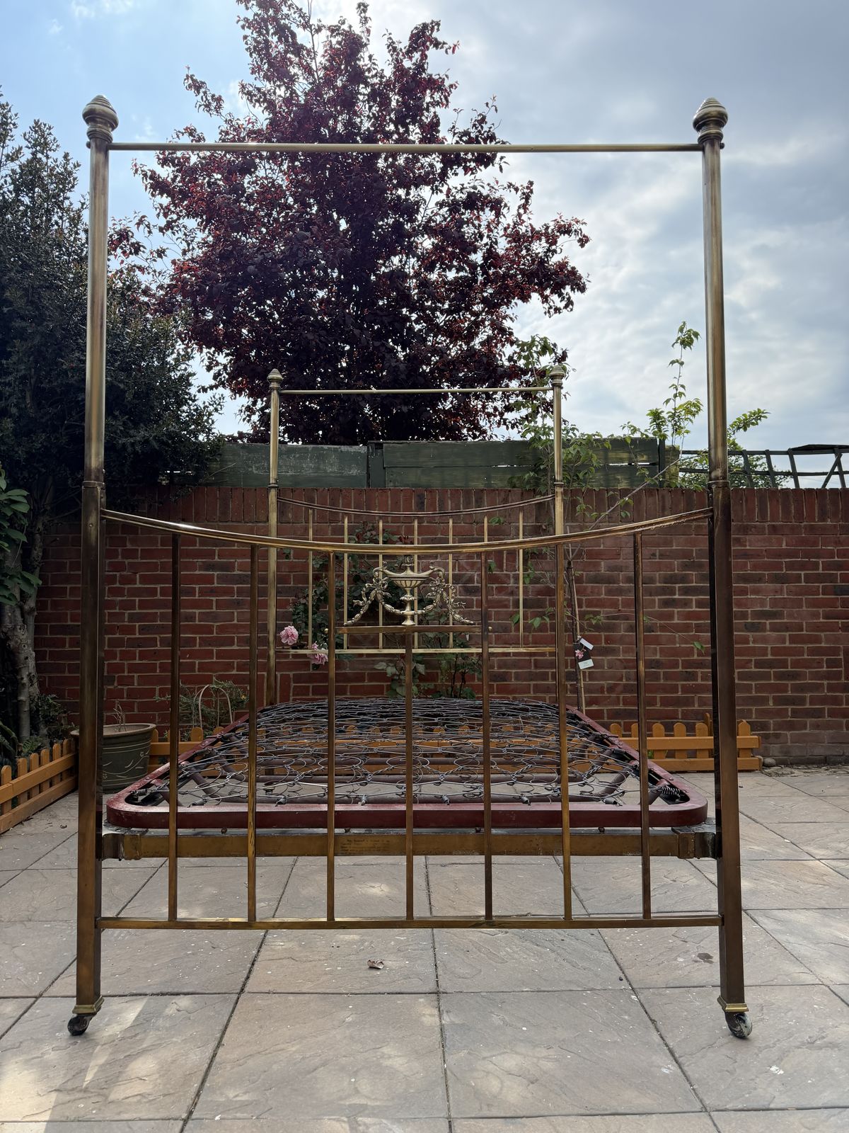 photo furniture Hoskins & Sewell Brass With Urn Ornate Four Poster Double Frame & Springs Base & Casters