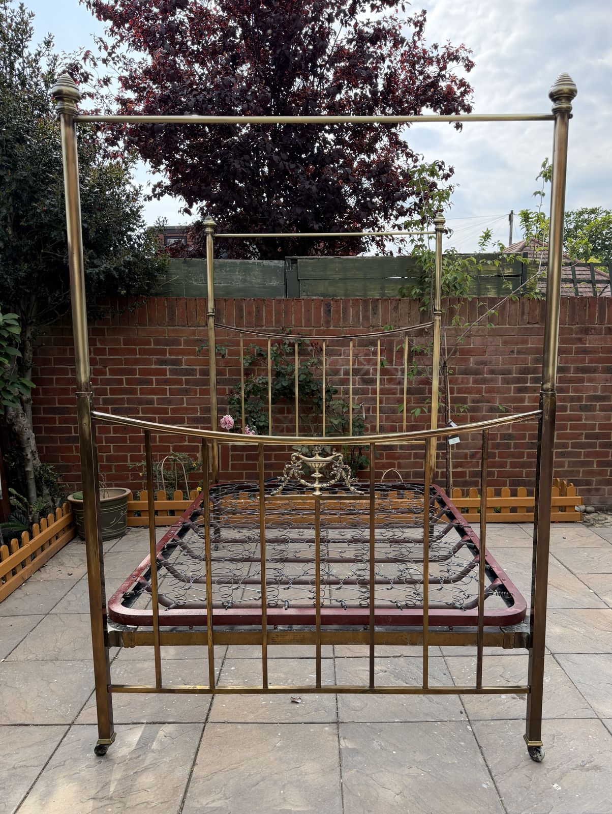 photo vintage Hoskins & Sewell Brass With Urn Ornate Four Poster Double Frame & Springs Base & Casters