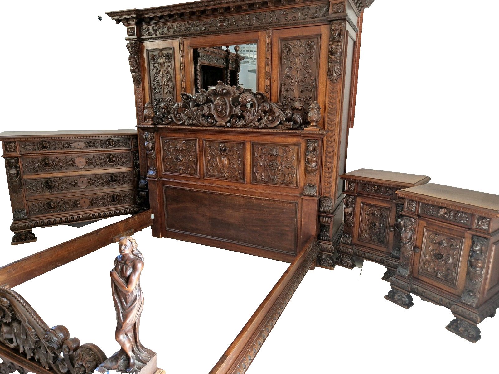 photo vintage Antique Renaissance Bedroom Set King Size Bed Carved Walnut Italian Gothic Style