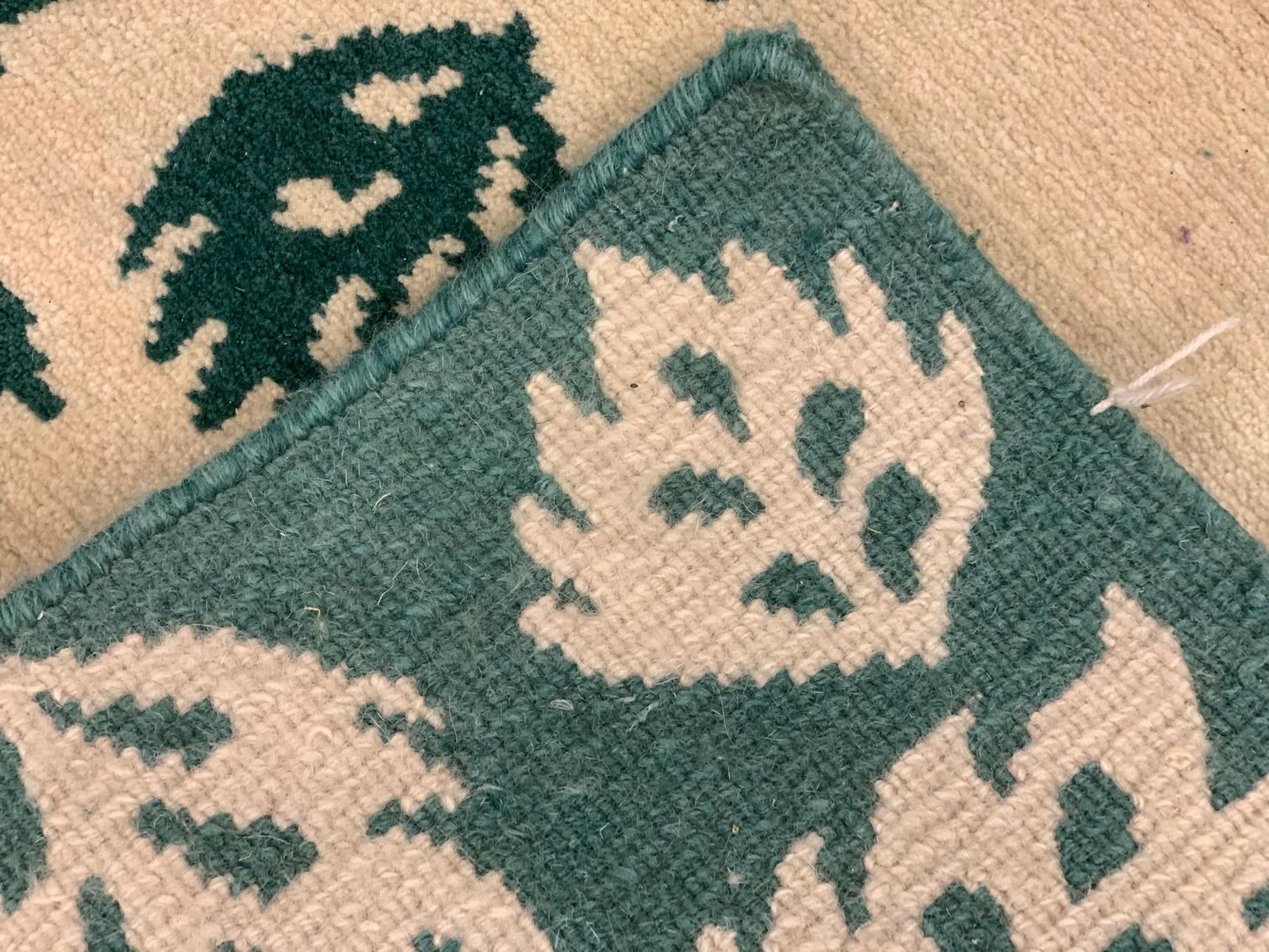 Met de hand geknoopt Indiaas modern vloerkleed, groene bladeren patroon, wol en katoen photo Textiel