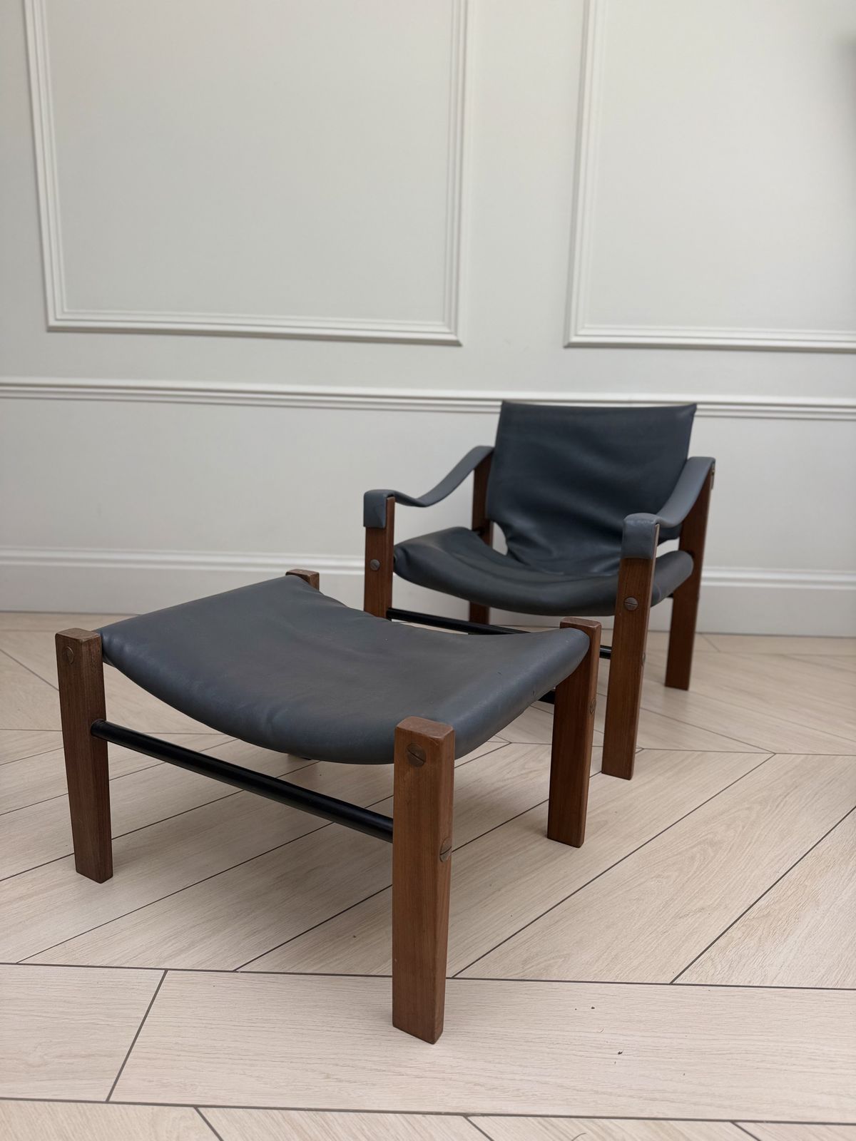 photo vinterior Set Of Three Maurice Burke For Arkana Safari Lounge Chairs And Ottoman
