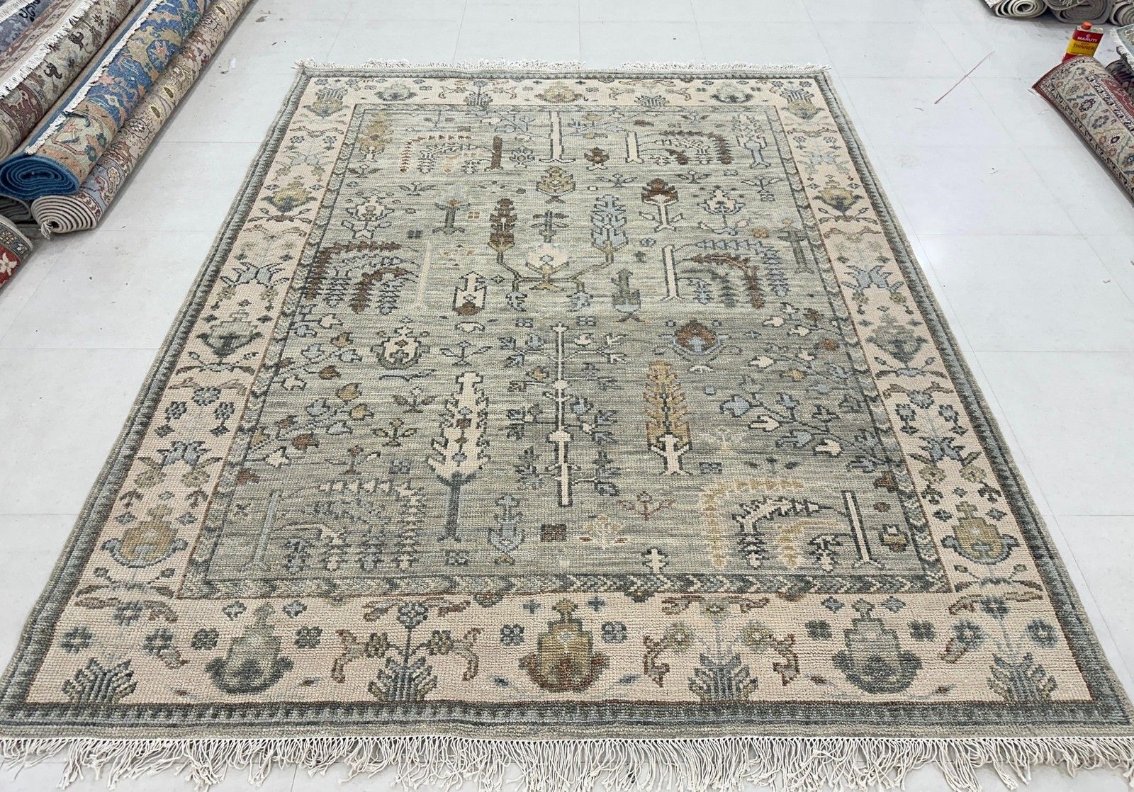 Tapis en laine Oushak moderne 8 x 10 ft, noué à la main, motif floral vert sauge photo for sale