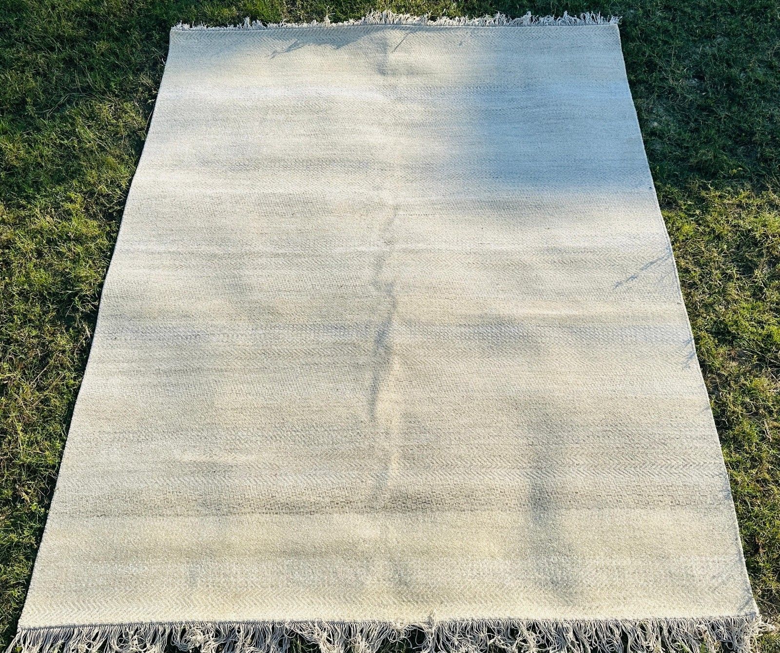 Tapis artisanal 245 x 305 cm (8 x 10 ft) minimaliste en ivoire, laine et bambou, noué à la main photo for sale