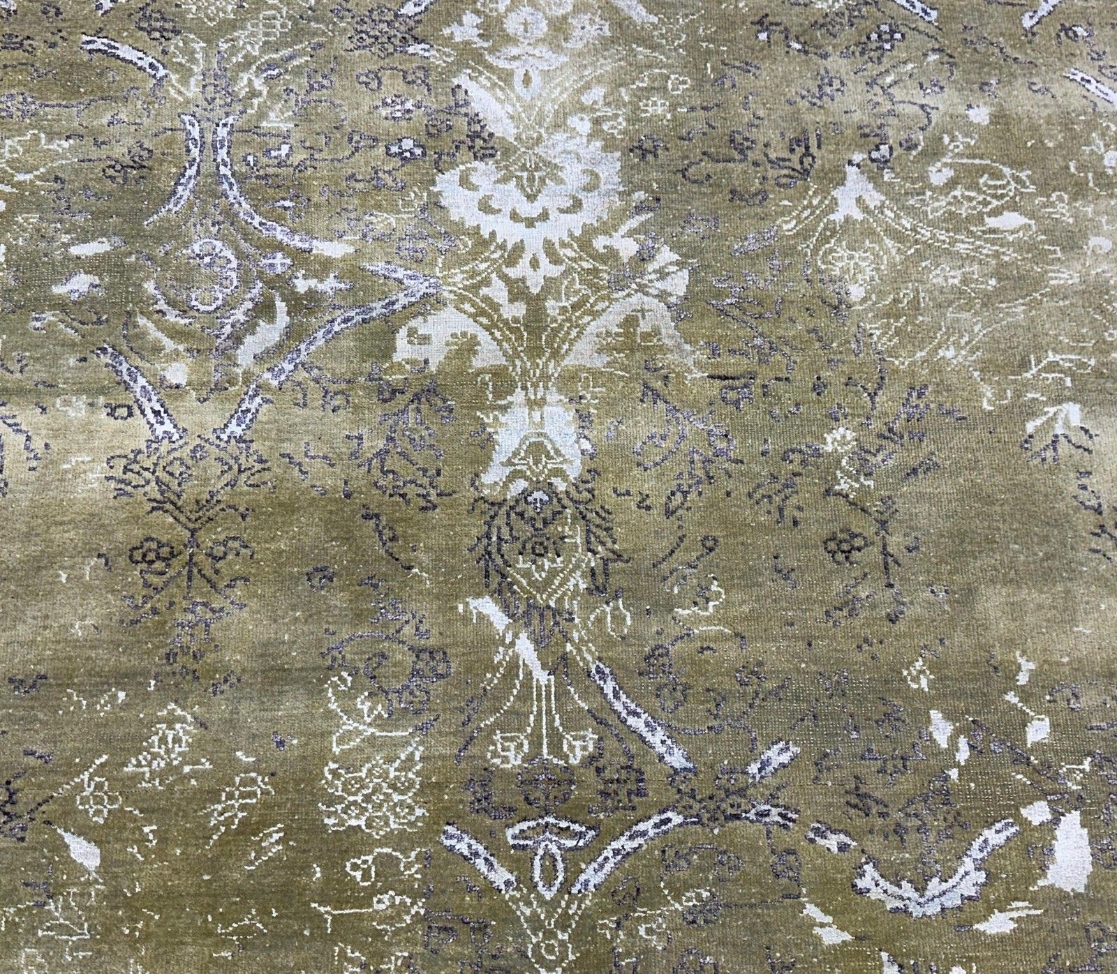 Tapis en laine et soie noué à la main, motif floral patiné vert olive, 180 x 270 cm photo Textiles