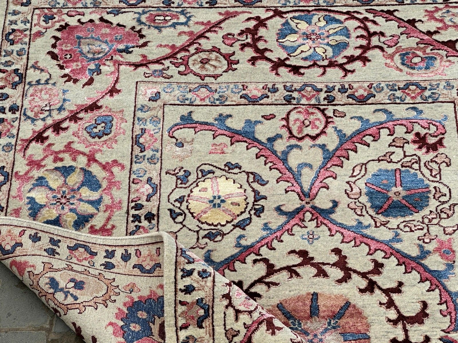 Tapis en laine et soie fait main, motifs floraux ivoire sur fond de rinceaux, 150 x 245 cm photo 1896.0