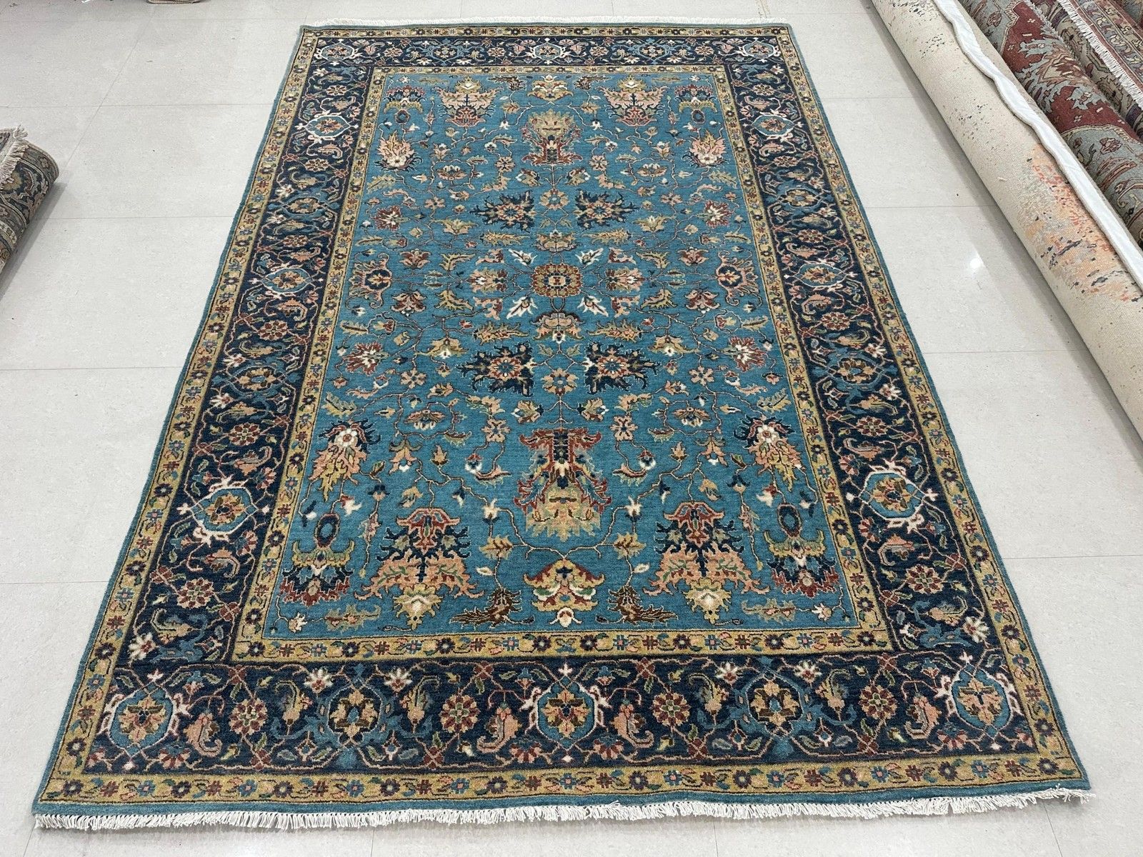 Tapis en laine noué à la main 180 x 270 cm, motif floral bleu pour salon photo vinterior