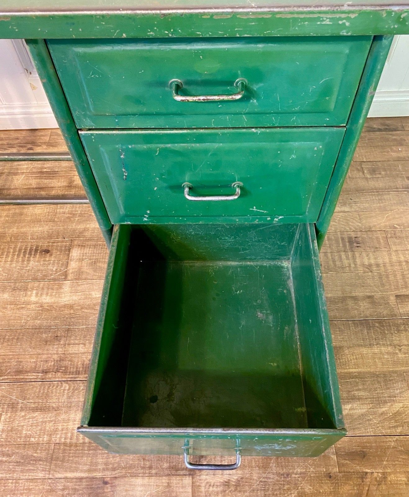 photo vinterior Vintage 1930s / 40s Home Office Metal Desk With Drawers.
