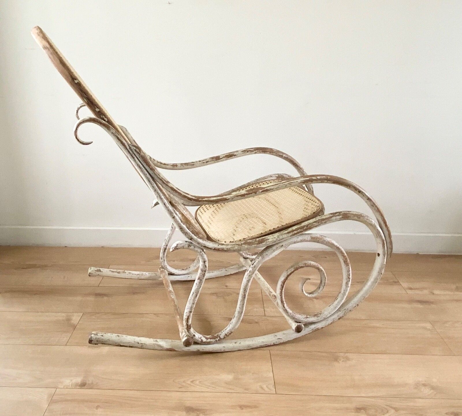 Antique Thonet Bentwood Rocking Chair Nr. 10 Art Nouveau Circa 1880s In White photo for sale