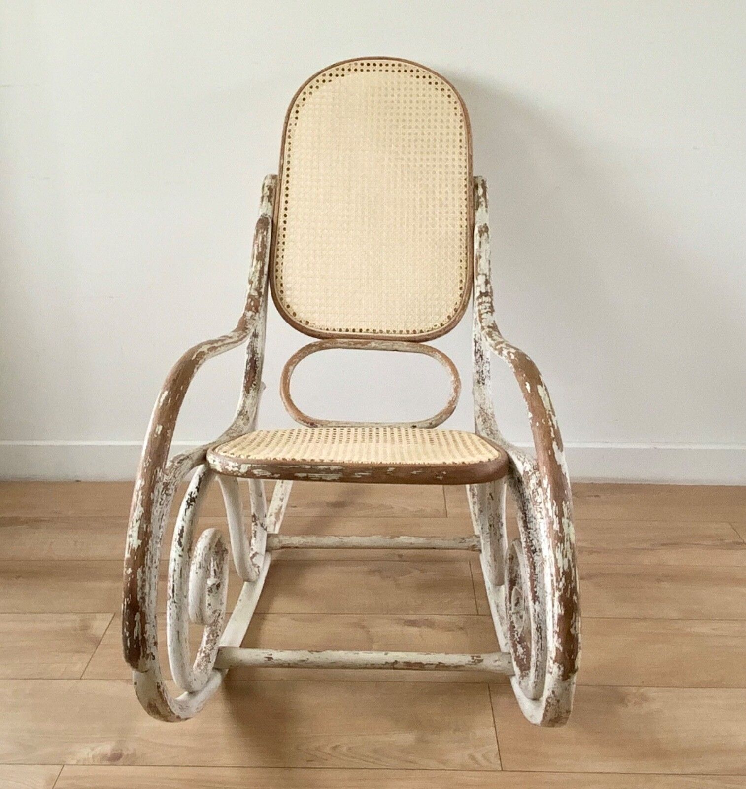 photo vinterior Antique Thonet Bentwood Rocking Chair Nr. 10 Art Nouveau Circa 1880s In White