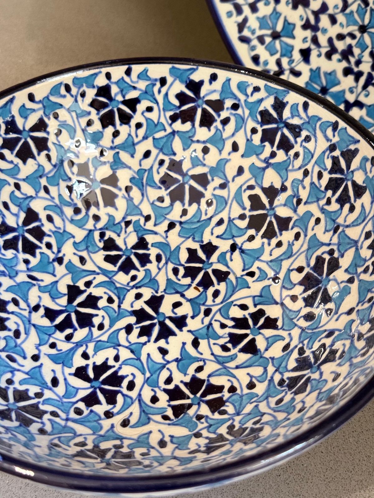 Handgemaakt Turks keramisch kom- en serveerschaalset, blauw bloemmotief Iznik-bord photo Woonaccessoires