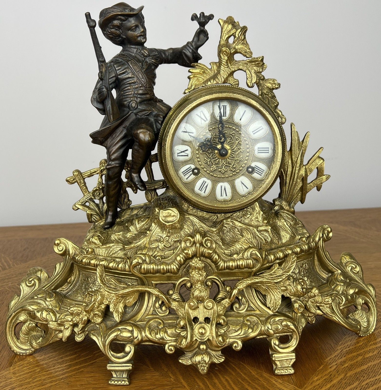 Clock Vintage Style Brass Figurine Mantel Clock Ornate Decorative Lot 6033