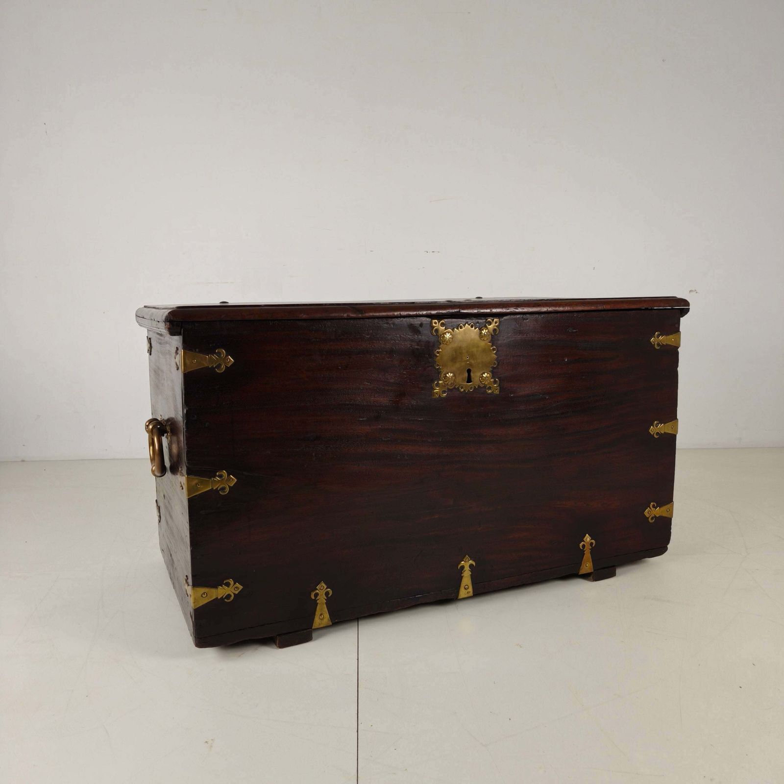 photo vintage 18th Century Dutch Voc Colonial Chest With Brass Mounts
