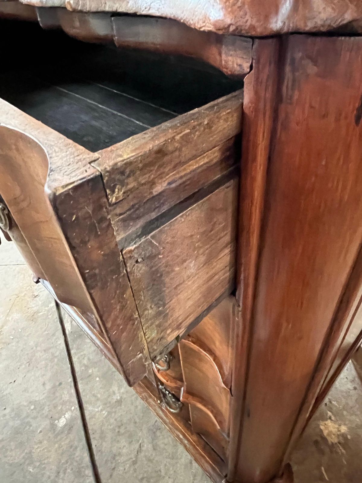 photo vinterior Dutch Walnut Serpentine Front Chest Of Drawers
