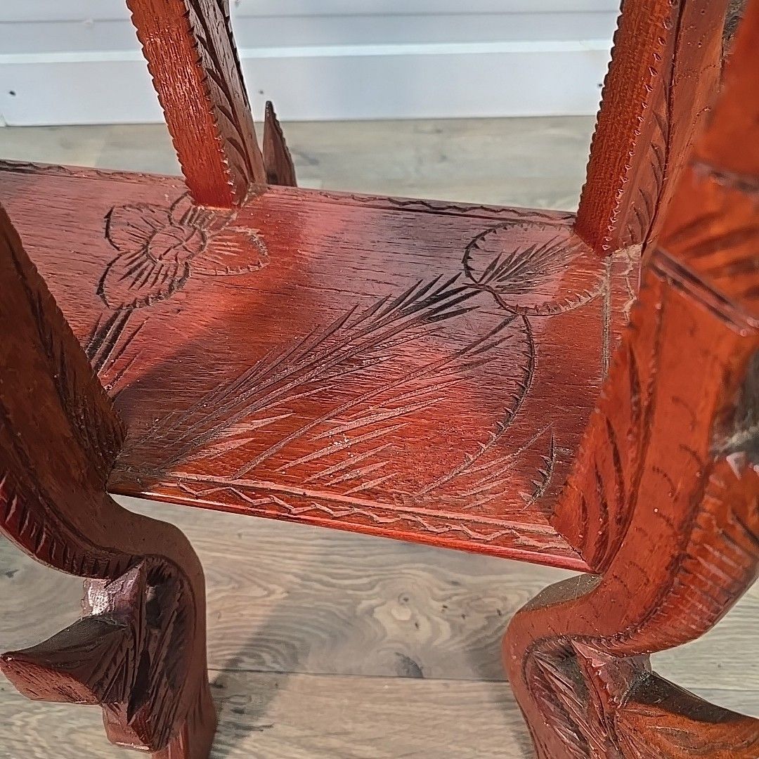 photo vintage Antique Vintage Side Table Indian Heavily Carved Wooden Elephant & Mythical