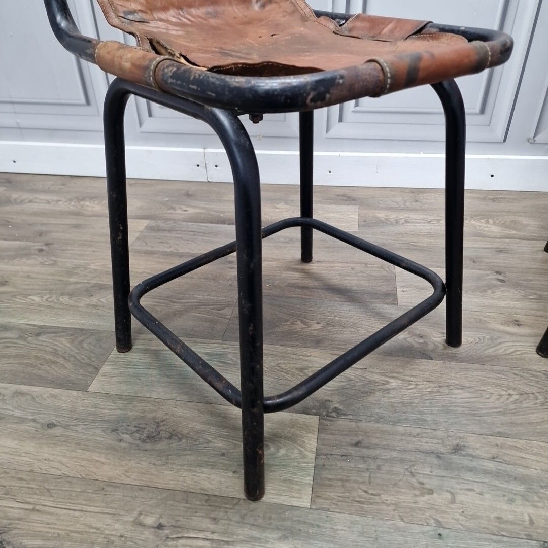 photo vinterior Vintage Pair Metal Chairs Leather Saddle Industrial Seats Charlotte Perriand ?