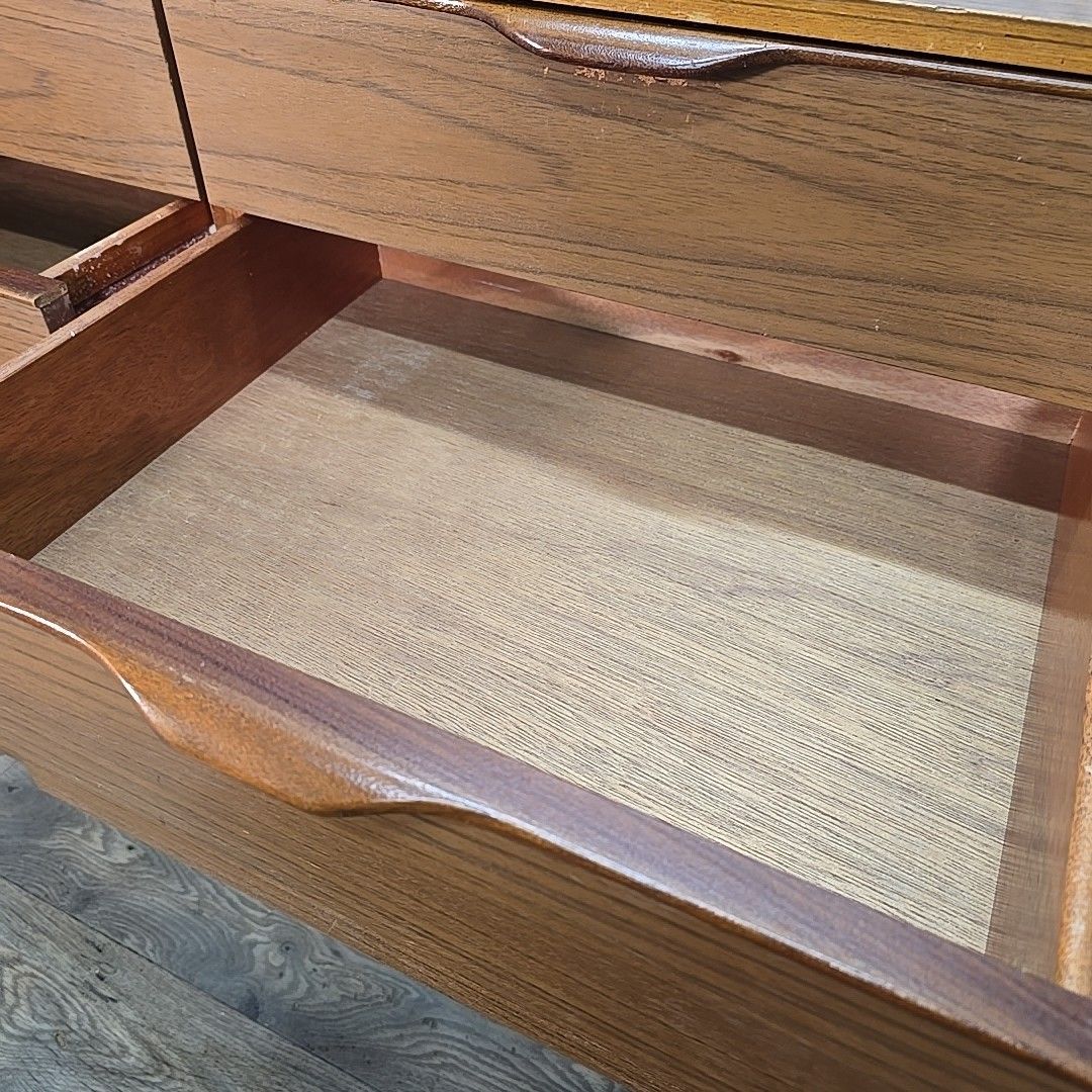 photo vintage Retro Chest Of Drawers Vintage Mid Century Europa Furniture Teak Sleigh Legs