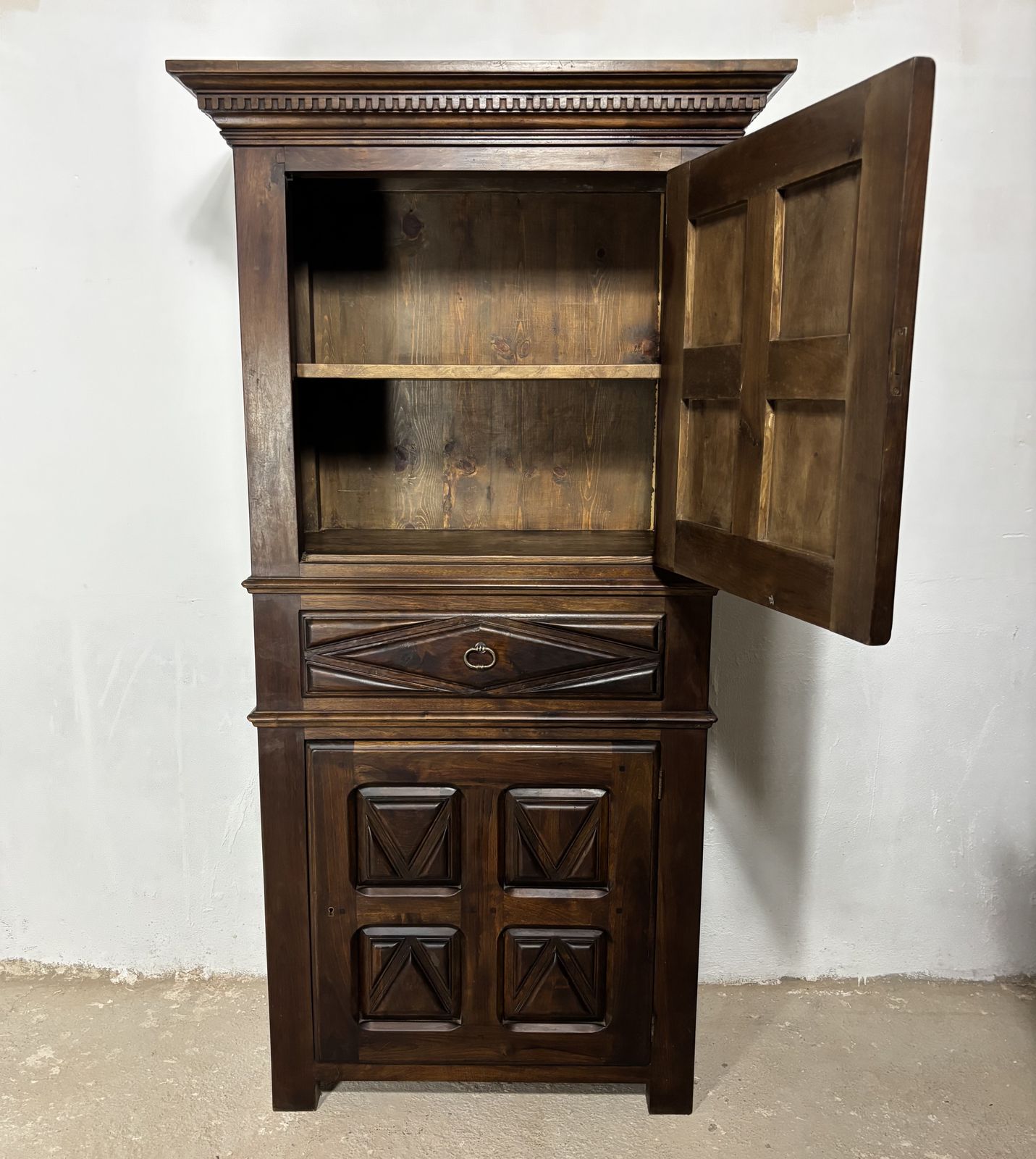 Begin 20e Eeuwse Spaanse Renaissance Stijl Walnoten Kast Met Geometrisch Snijwerk photo 4390.0