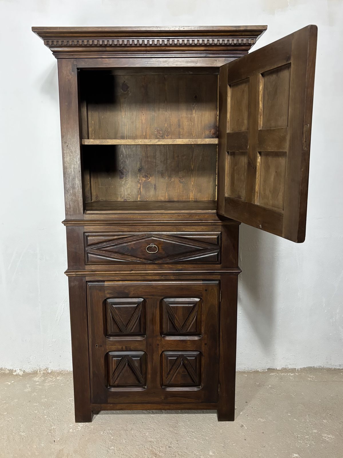 Begin 20e Eeuwse Spaanse Renaissance Stijl Walnoten Kast Met Geometrisch Snijwerk photo vinterior
