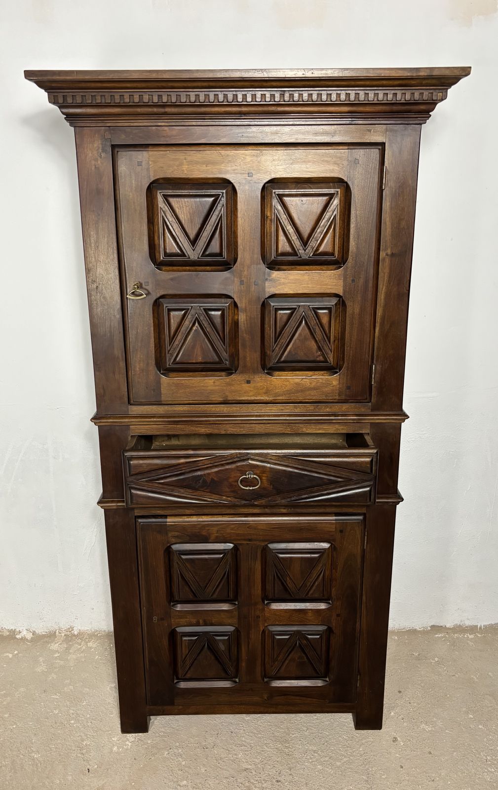 Begin 20e Eeuwse Spaanse Renaissance Stijl Walnoten Kast Met Geometrisch Snijwerk photo vintage