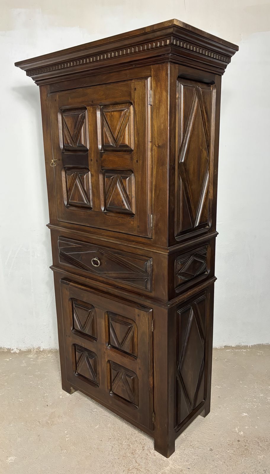 photo for sale Begin 20e Eeuwse Spaanse Renaissance Stijl Walnoten Kast Met Geometrisch Snijwerk
