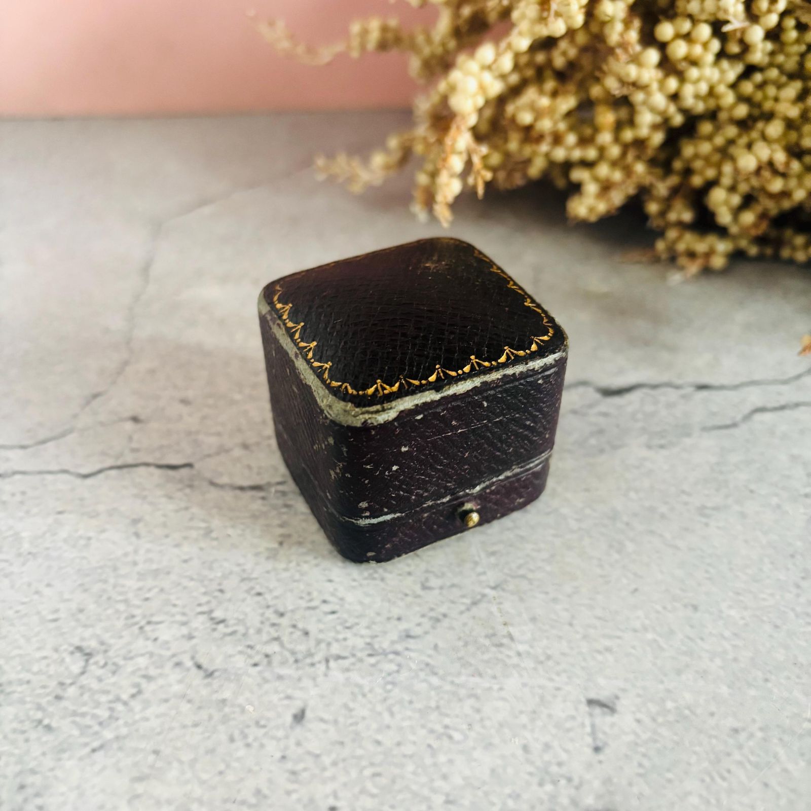 Antiek Geboetseerd Leren Sieradendoosje, Ring en Oorbellenhouder photo furniture