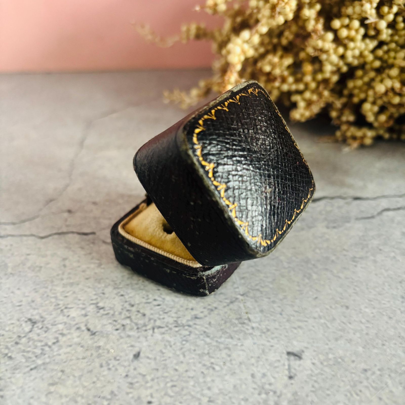 Antiek Geboetseerd Leren Sieradendoosje, Ring en Oorbellenhouder photo vintage