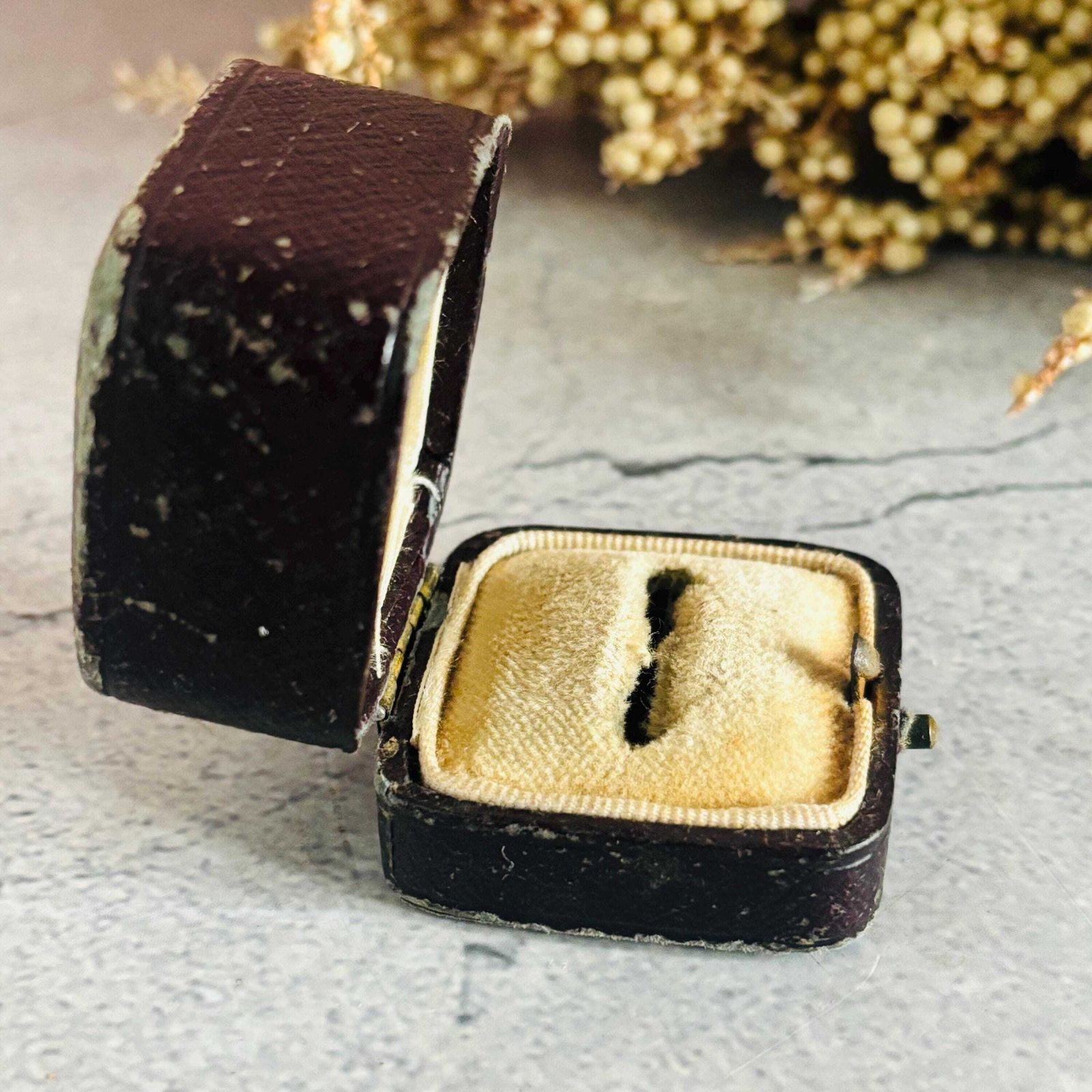 photo furniture Antiek Geboetseerd Leren Sieradendoosje, Ring en Oorbellenhouder